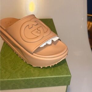GUCCI soft rubber GG slides in Vintage Camel